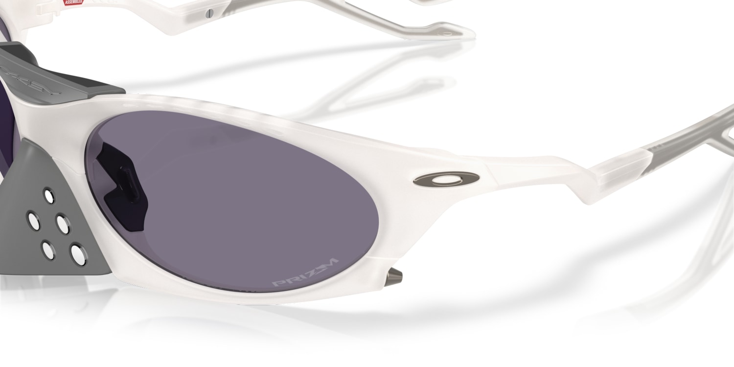 サングラス OAKLEY EYEWEAR (0OO9437) Oakley 0OO9437 Sunglasses in White | Target Optical