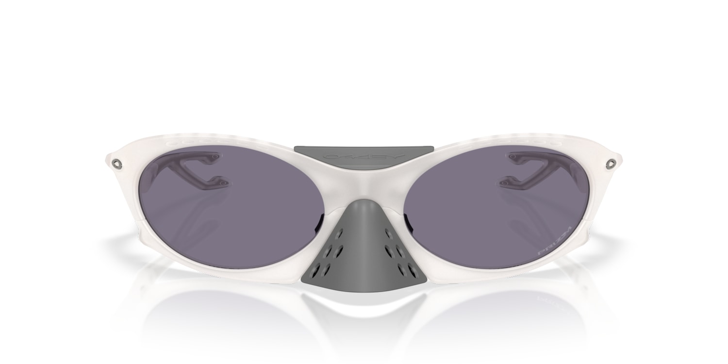 サングラス OAKLEY EYEWEAR (0OO9437) Oakley 0OO9437 Sunglasses in White | Target Optical
